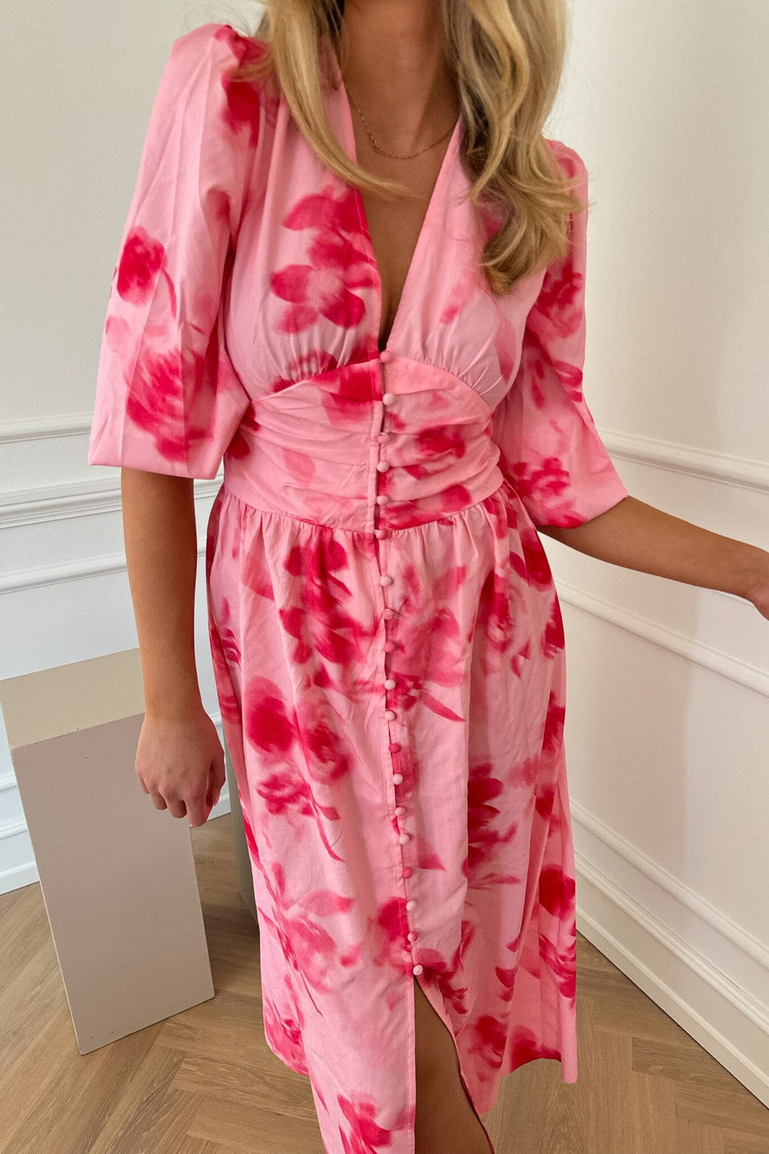 Forudbestilling - BYIC - Adelic Long Dress - apfp Abstract Pink Flower Print Kjoler
