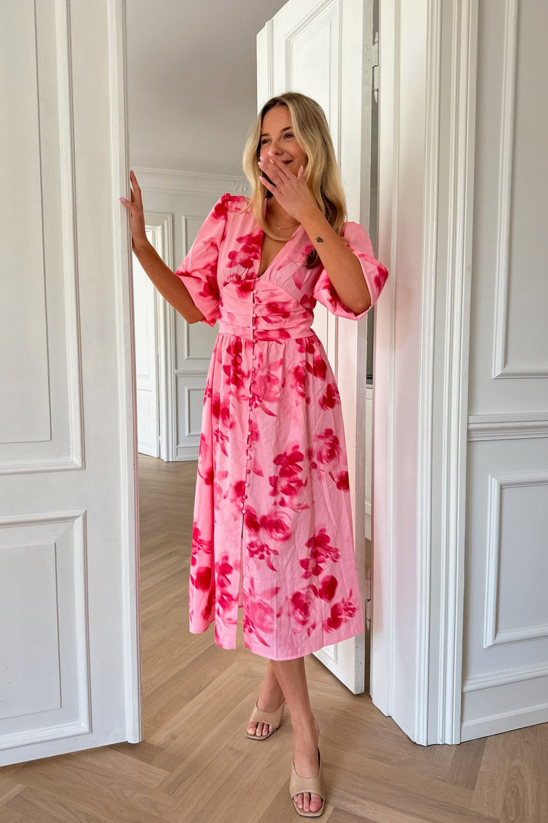 Forudbestilling - BYIC - Adelic Long Dress - apfp Abstract Pink Flower Print Kjoler