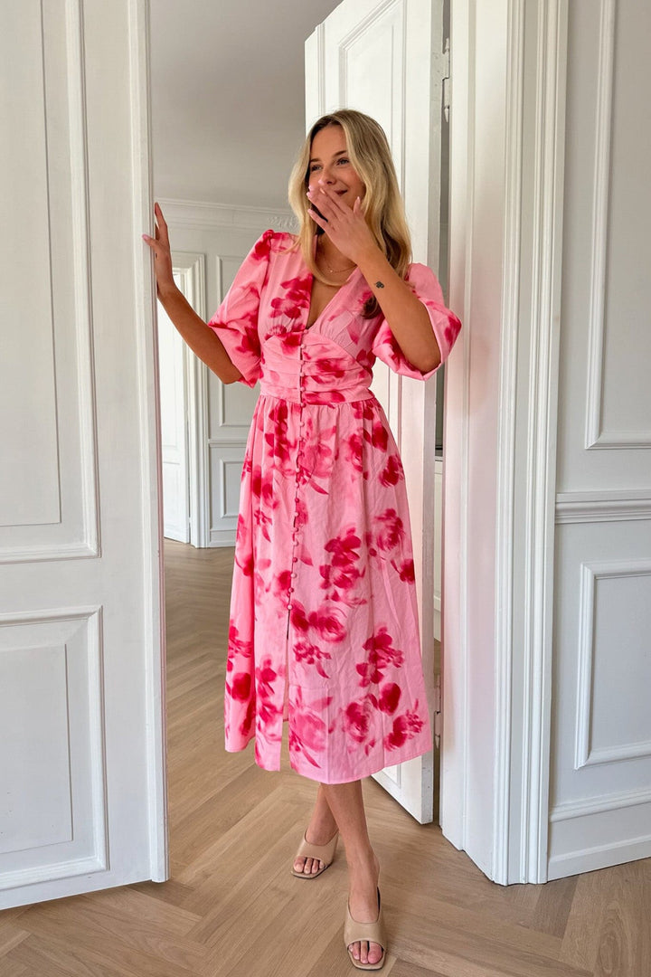 Forudbestilling - BYIC - Adelic Long Dress - apfp Abstract Pink Flower Print Kjoler