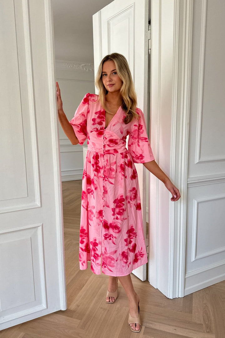 Forudbestilling - BYIC - Adelic Long Dress - apfp Abstract Pink Flower Print Kjoler