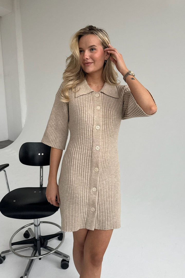 Forudbestilling - BYIC - Oliviaic Knit Dress 1199 - Ribbed Beige Kjoler
