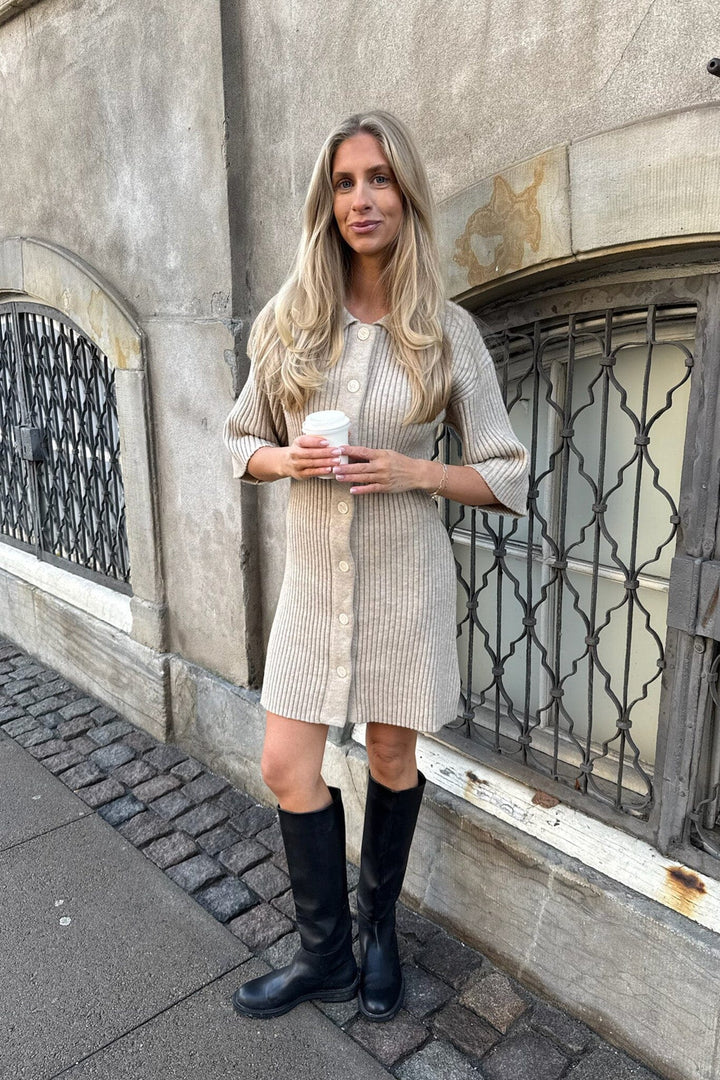 Forudbestilling - BYIC - Oliviaic Knit Dress 1199 - Ribbed Beige Kjoler