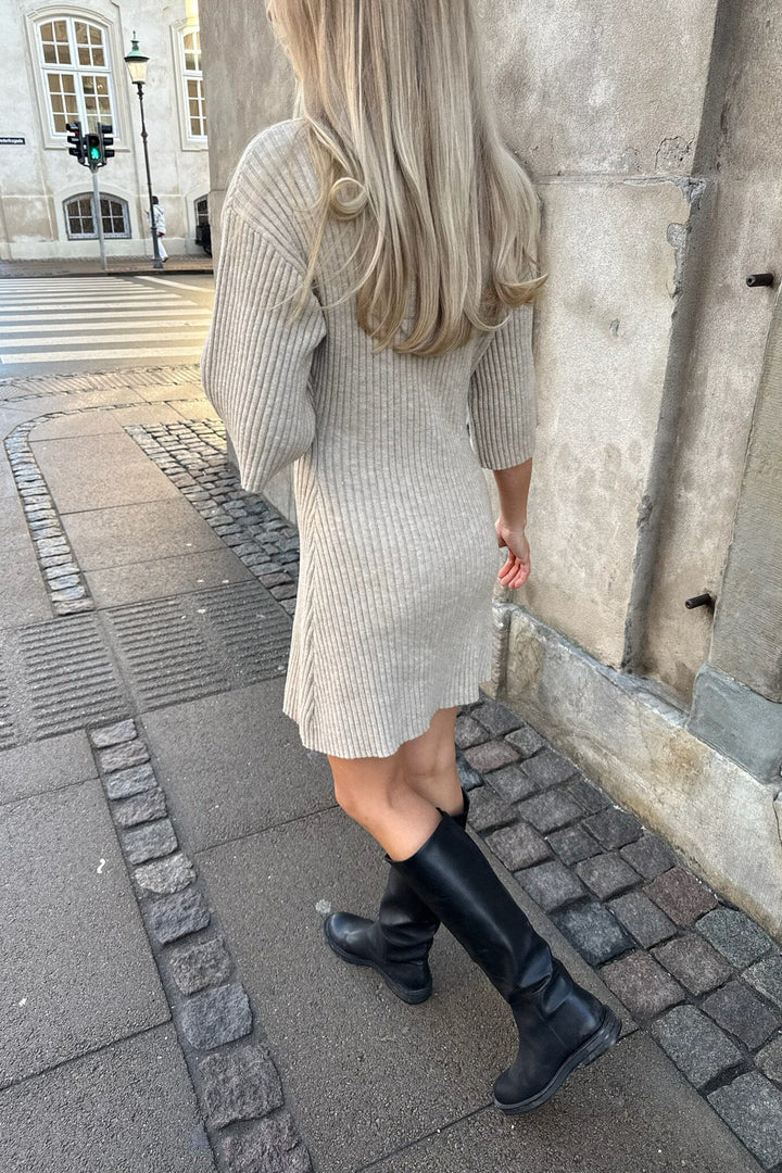Forudbestilling - BYIC - Oliviaic Knit Dress 1199 - Ribbed Beige Kjoler