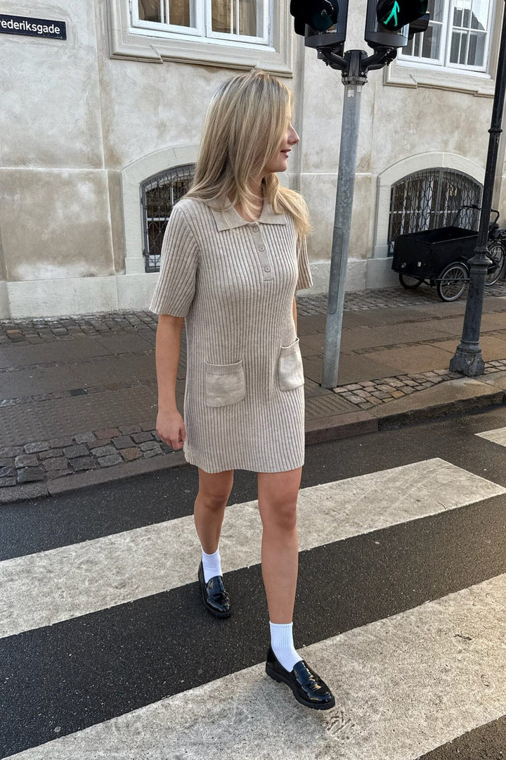 Forudbestilling - BYIC - Sific Knit Dress 1198 - Ribbed Beige Kjoler
