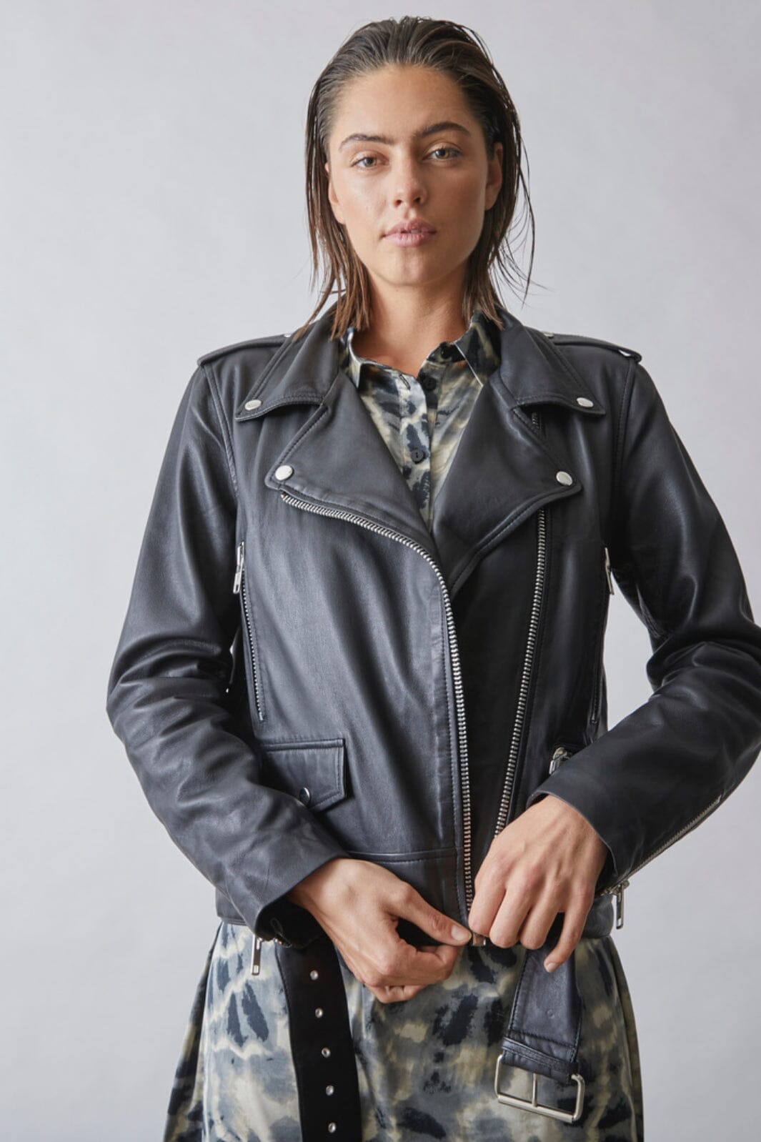 Love & Divine - Love1030 - 000 Black