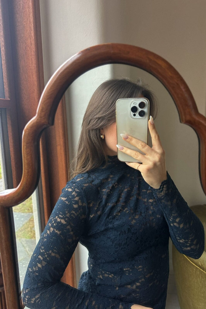 Forudbestilling - Neo Noir - Liza Laceflower Blouse - Navy Bluser
