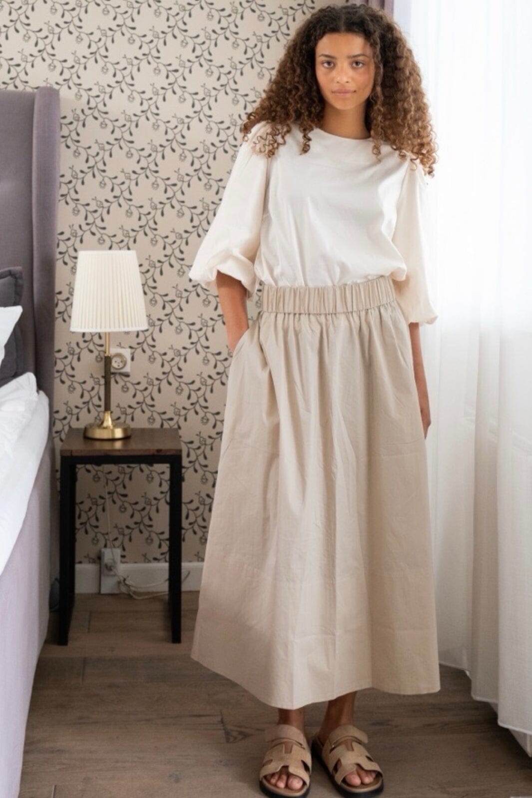 Forudbestilling - Neo Noir - Yara Poplin Skirt - Dark Sand Nederdele