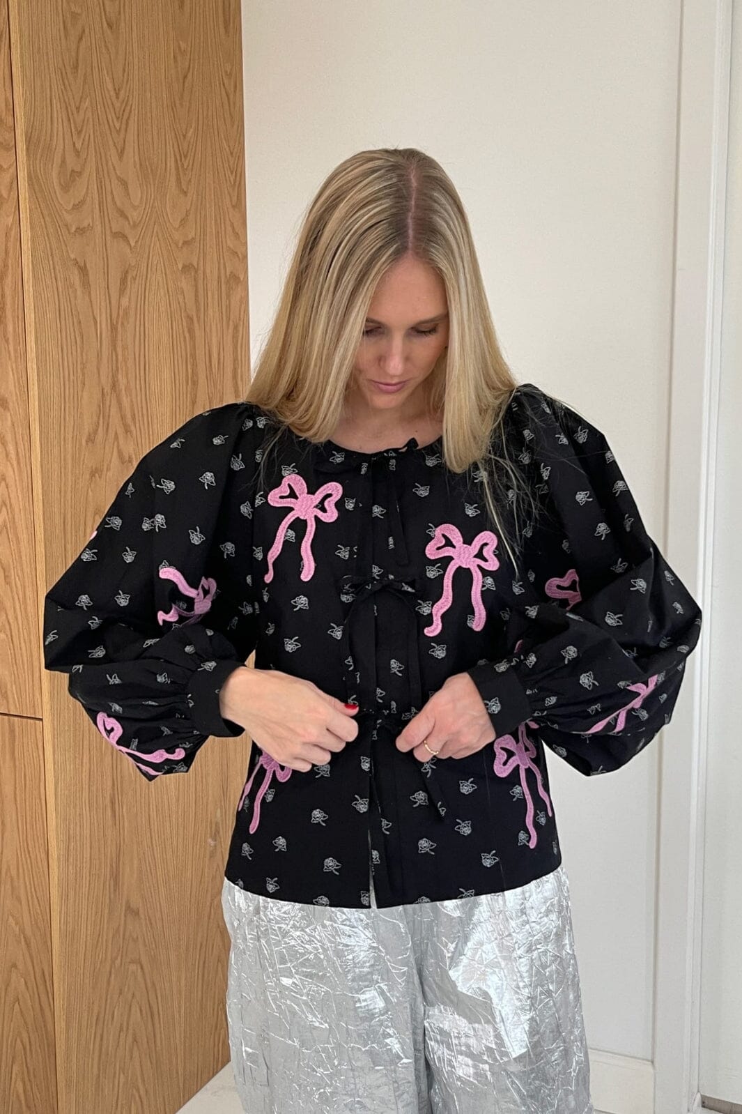 Forudbestilling - Sissel Edelbo - Nicoline Top SE 1168 - Black W. Cyclamen Pink Bluser