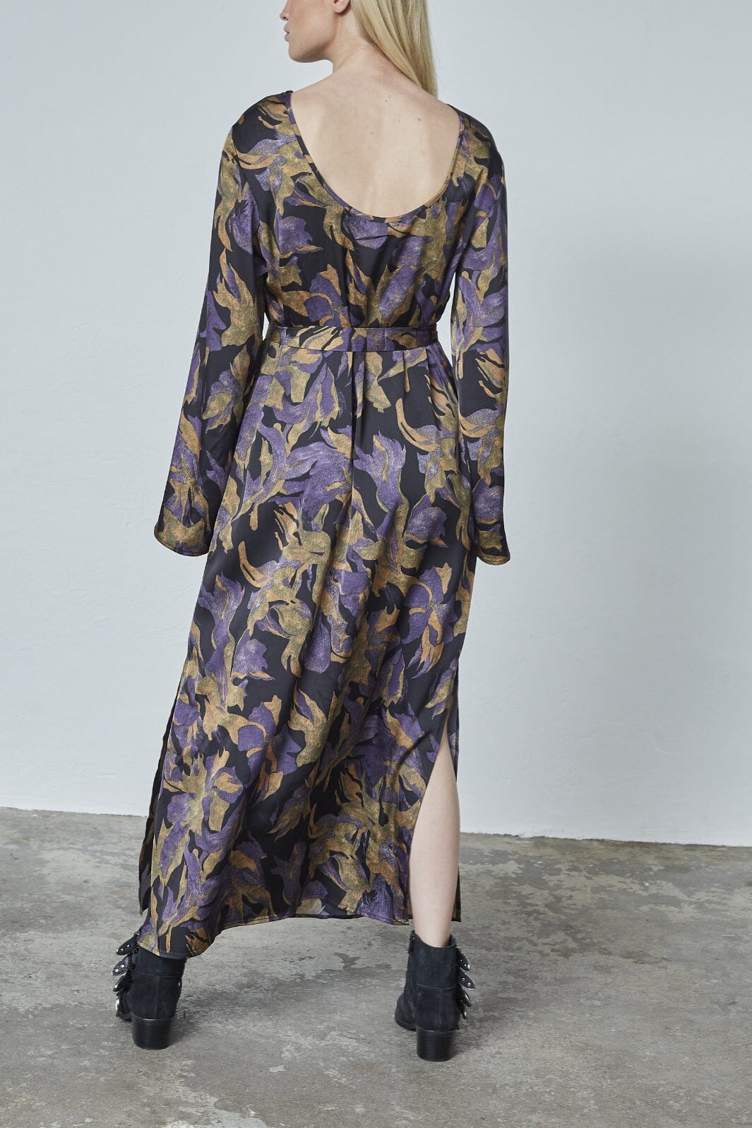 Love & Divine - Love1421 19199 - 003 - Black Flower