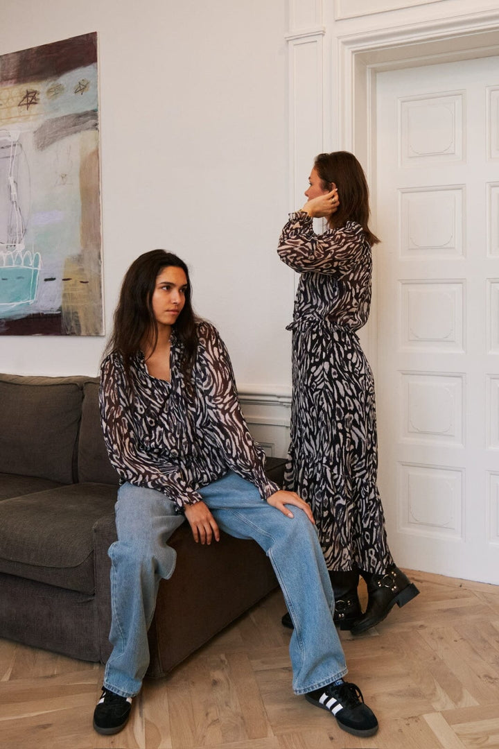 Neo Noir - Leia Abstract Leo Blouse 164591 - Black