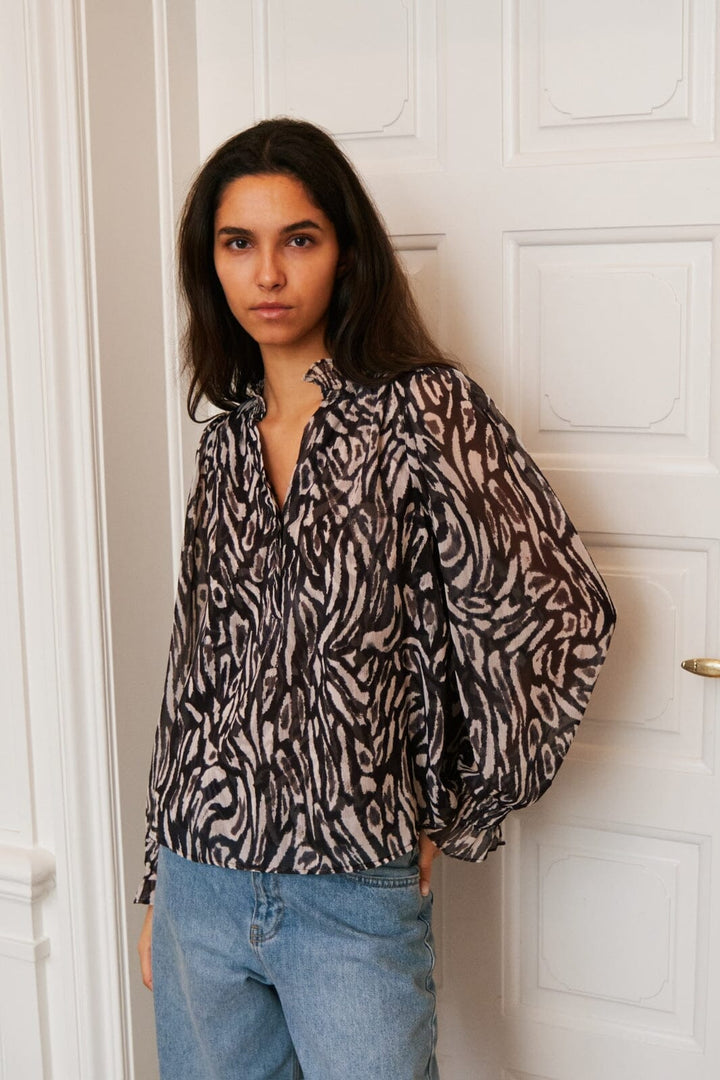 Neo Noir - Leia Abstract Leo Blouse 164591 - Black