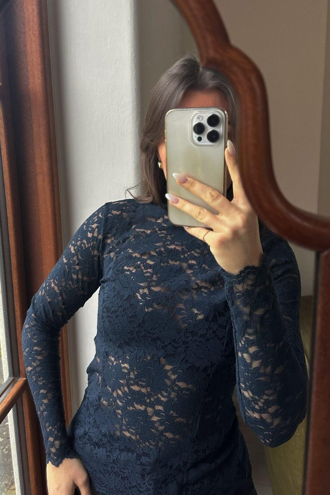 Forudbestilling - Neo Noir - Liza Laceflower Blouse - Navy Bluser