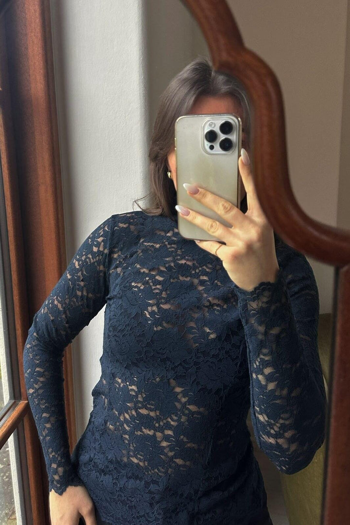 Forudbestilling - Neo Noir - Liza Laceflower Blouse - Navy Bluser