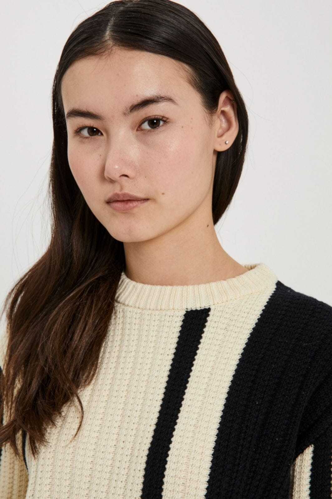 Norr - Stilla Blocking Knit Top - Off-White W. Black Detail Strikbluser