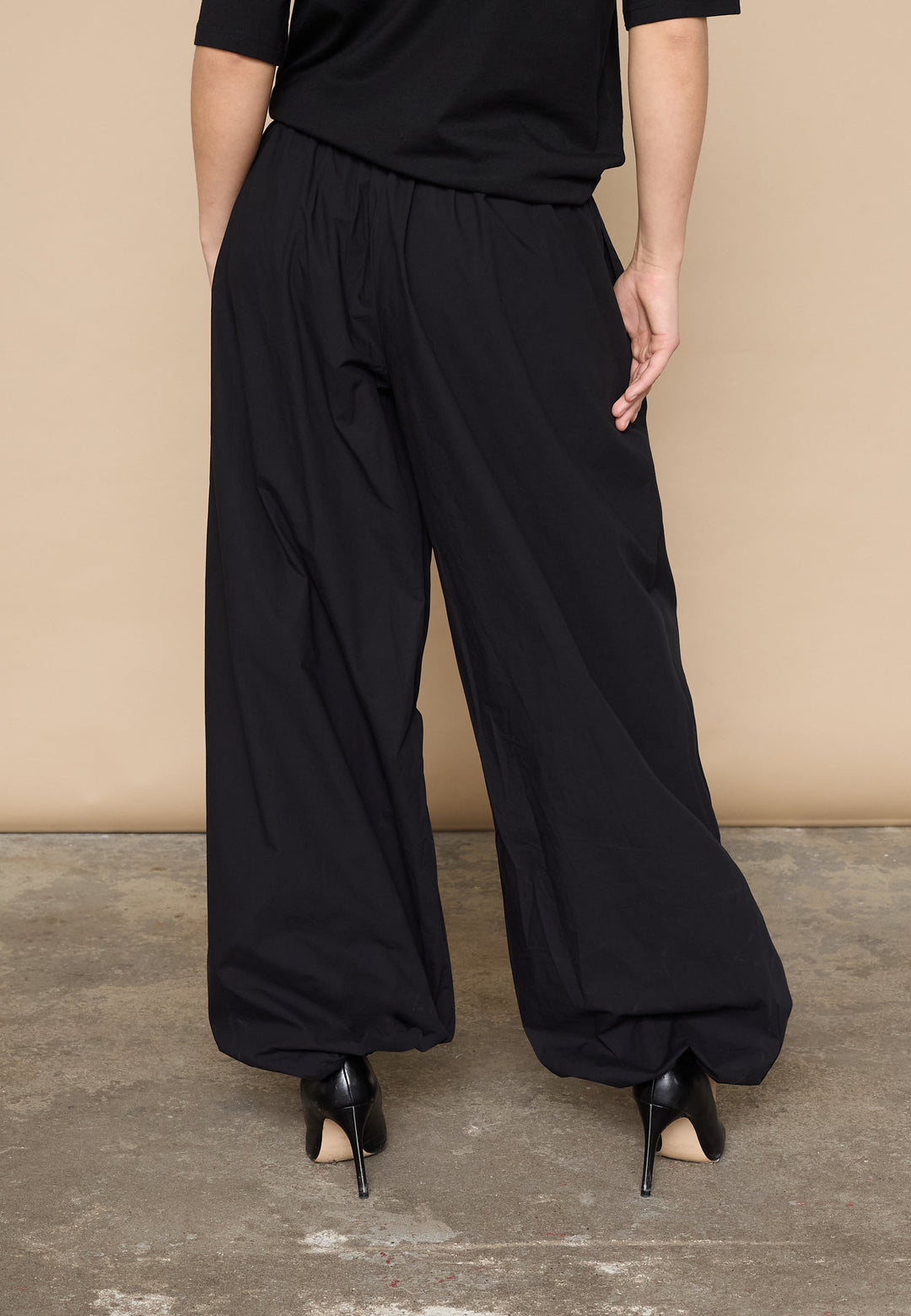 Love & Divine - Love1466 19473 - 000 - Black