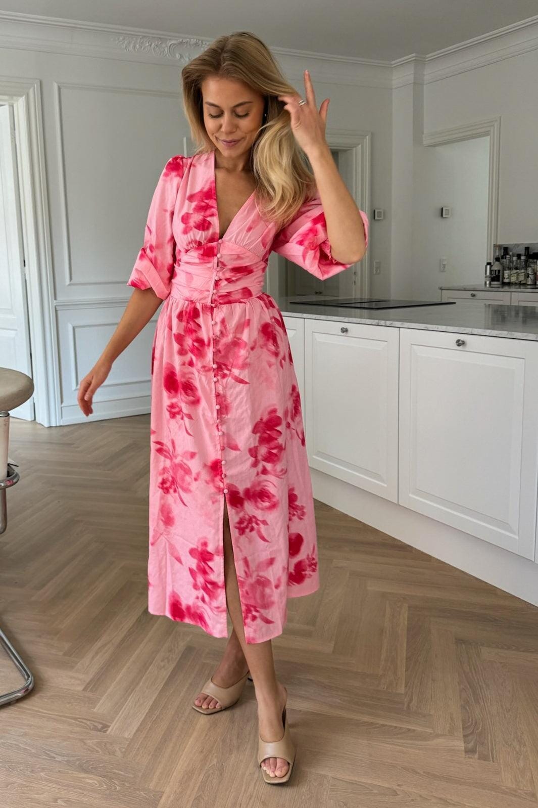 Voorbestelling - BYIC - Adelic Long Dress - apfp Abstract Pink Flower Print