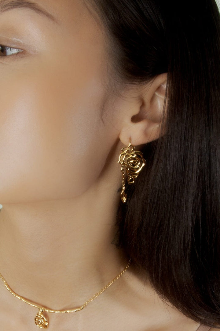 Jane Kønig - Rose Earring with leaf drop - Forgyldt