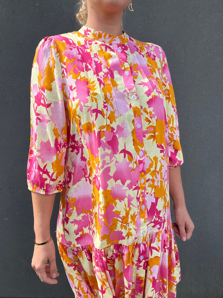 Forudbestilling - Noella X Molly&My - Imogene sh. Dress - Yellow/Pink Flower Kjoler 