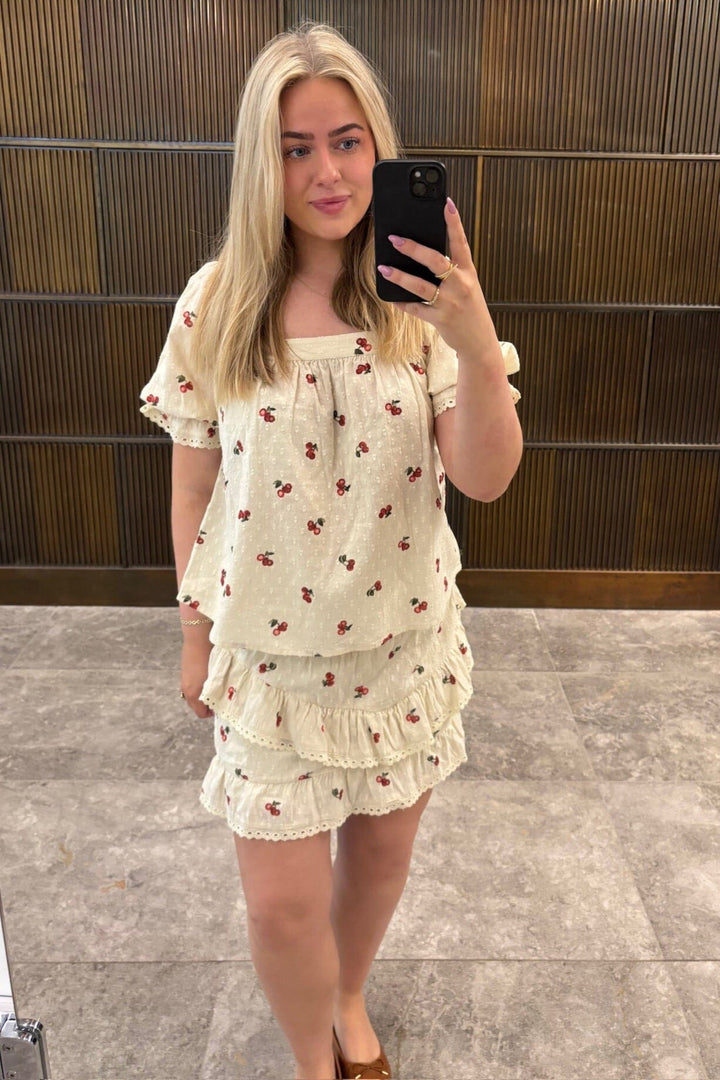 Forudbestilling - Pieces - Pcthea Short Smock Skirt Pp - 4936524 Cloud Cream Cherries Nederdele 