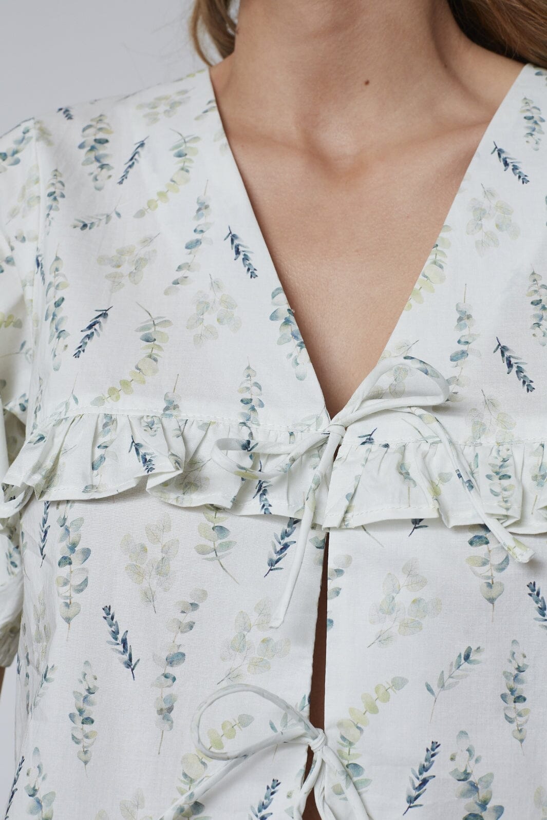 Sisters Point - Inusa-Tie2 18947 - 812 - Cream/Flower