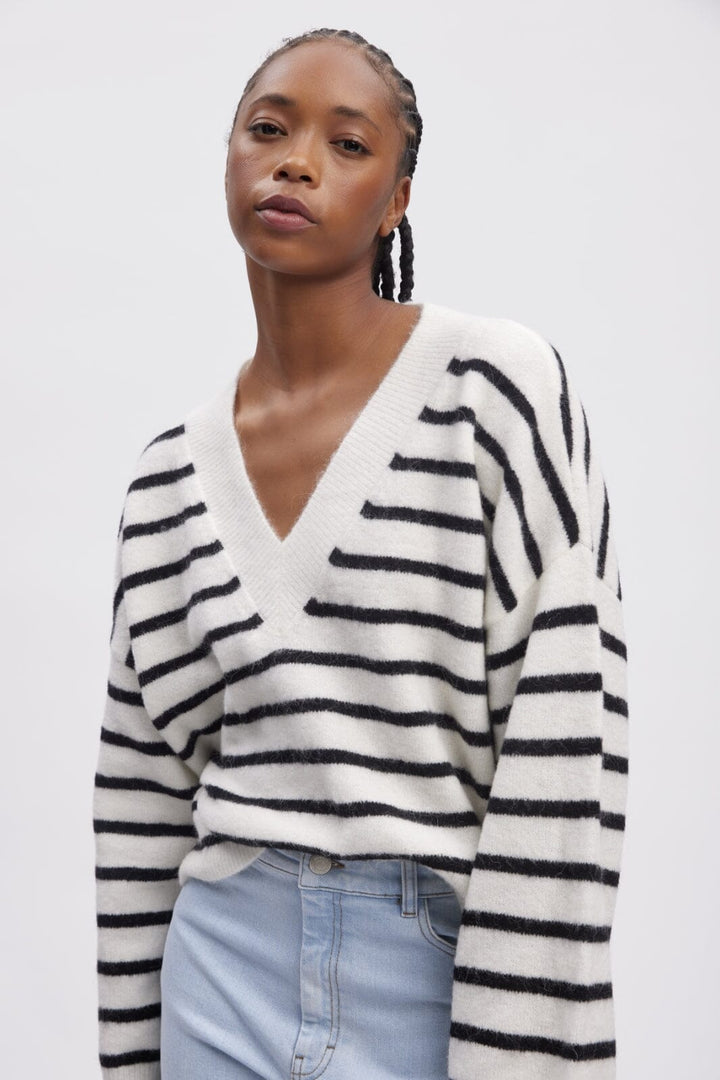 Gestuz - Alphagz V-Neck Striped - 106145 Ivory Black Striped