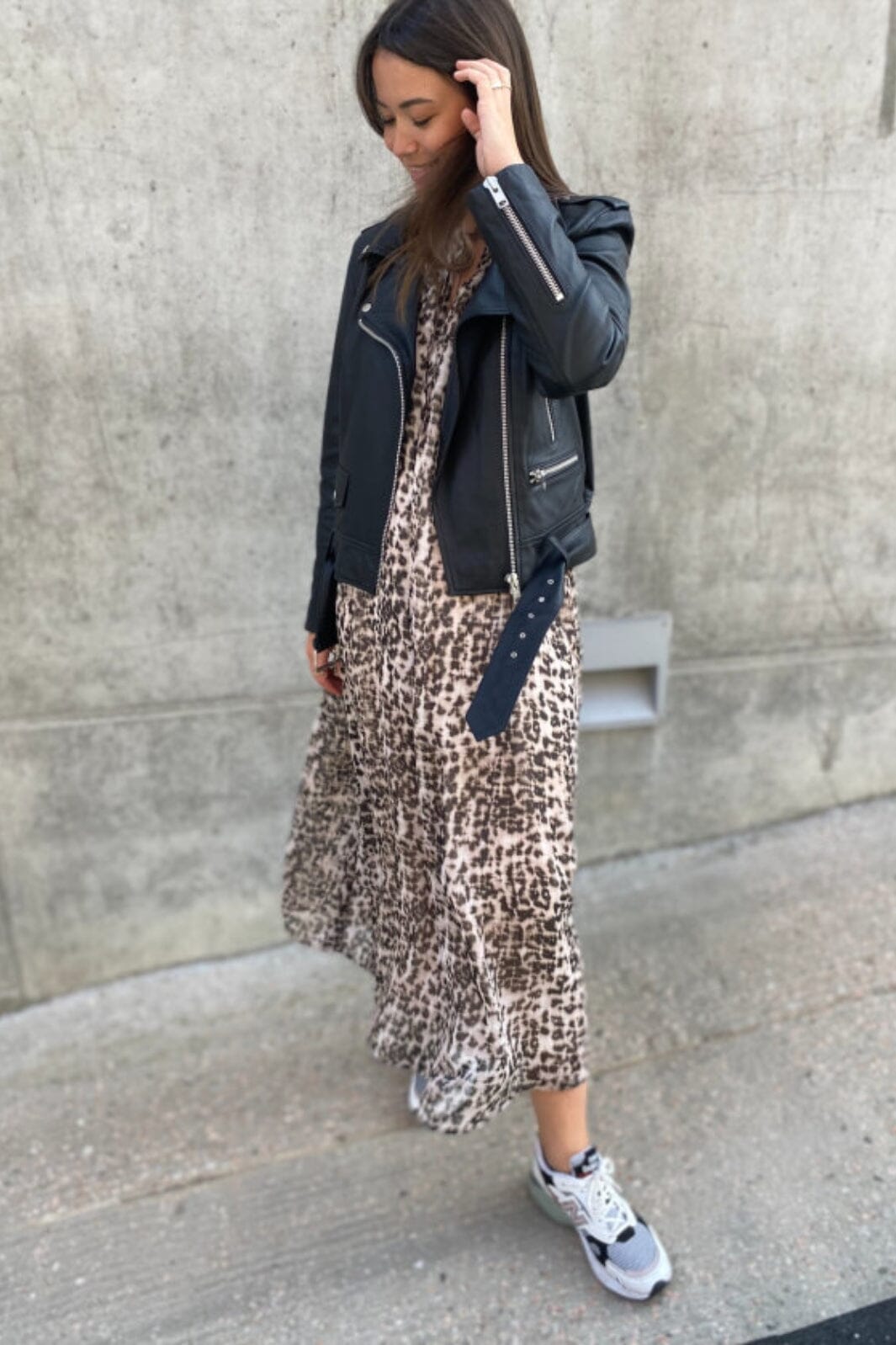 Love & Divine - Love1042 - 801 Leo