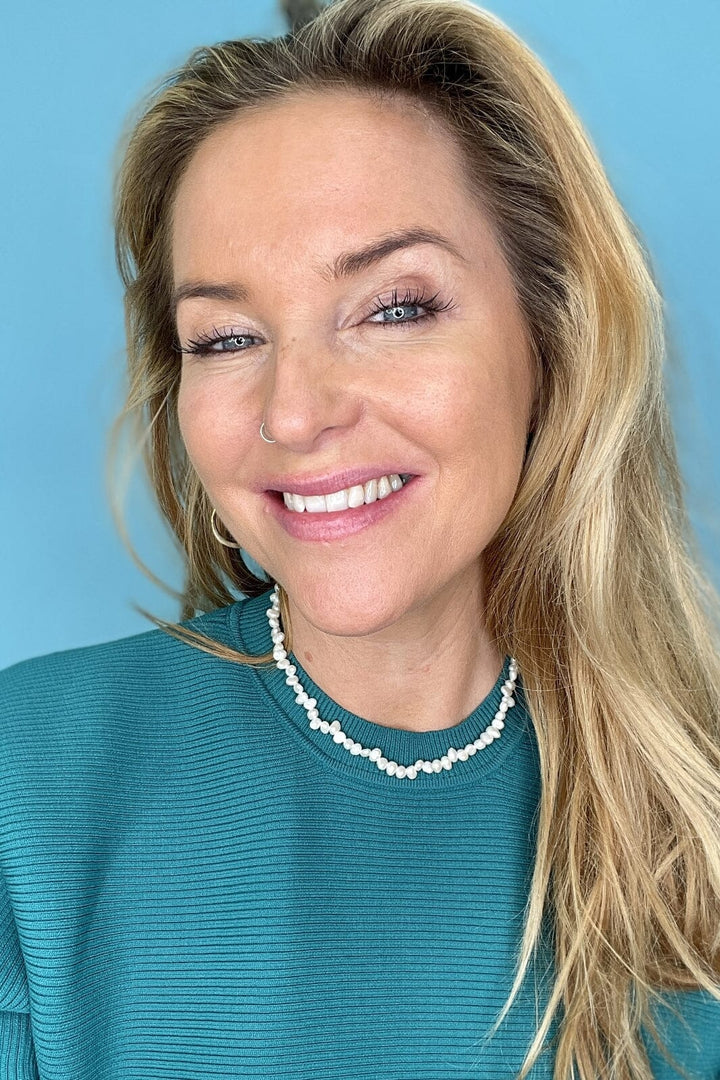 Mellow Moon - Ferskvandsperle halskæde med små perler - Forsølvet messing