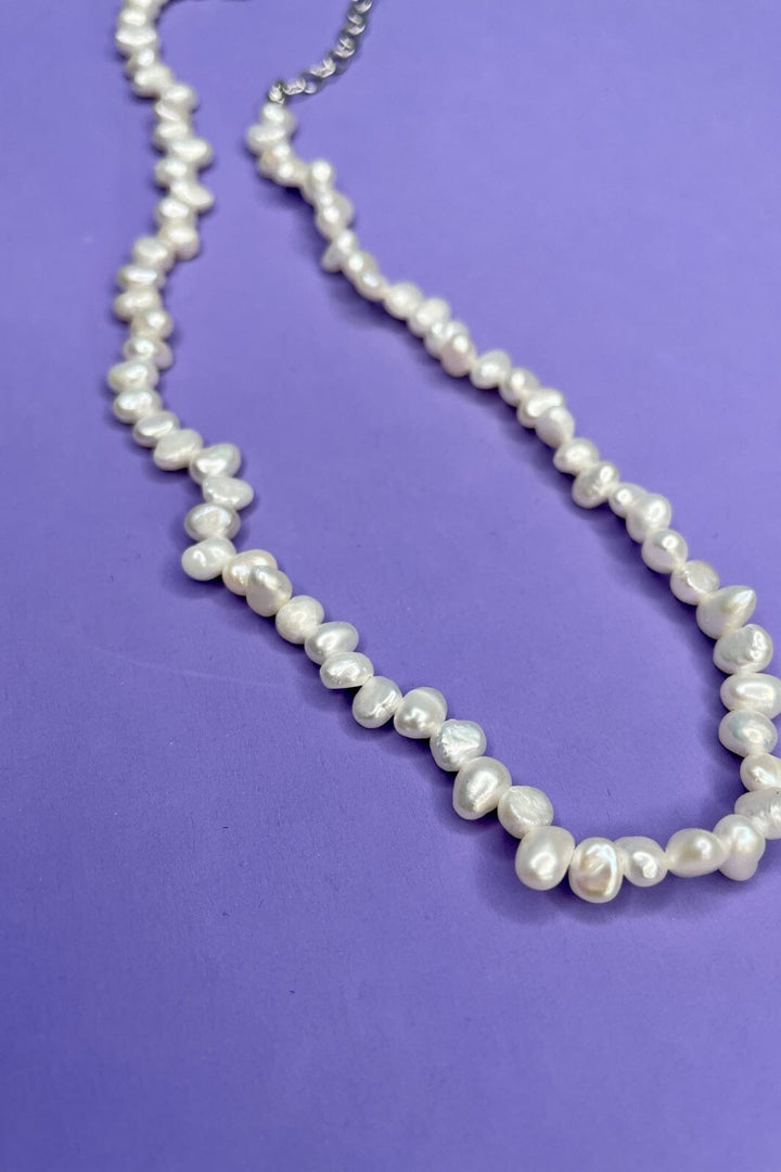 Mellow Moon - Ferskvandsperle halskæde med små perler - Forsølvet messing