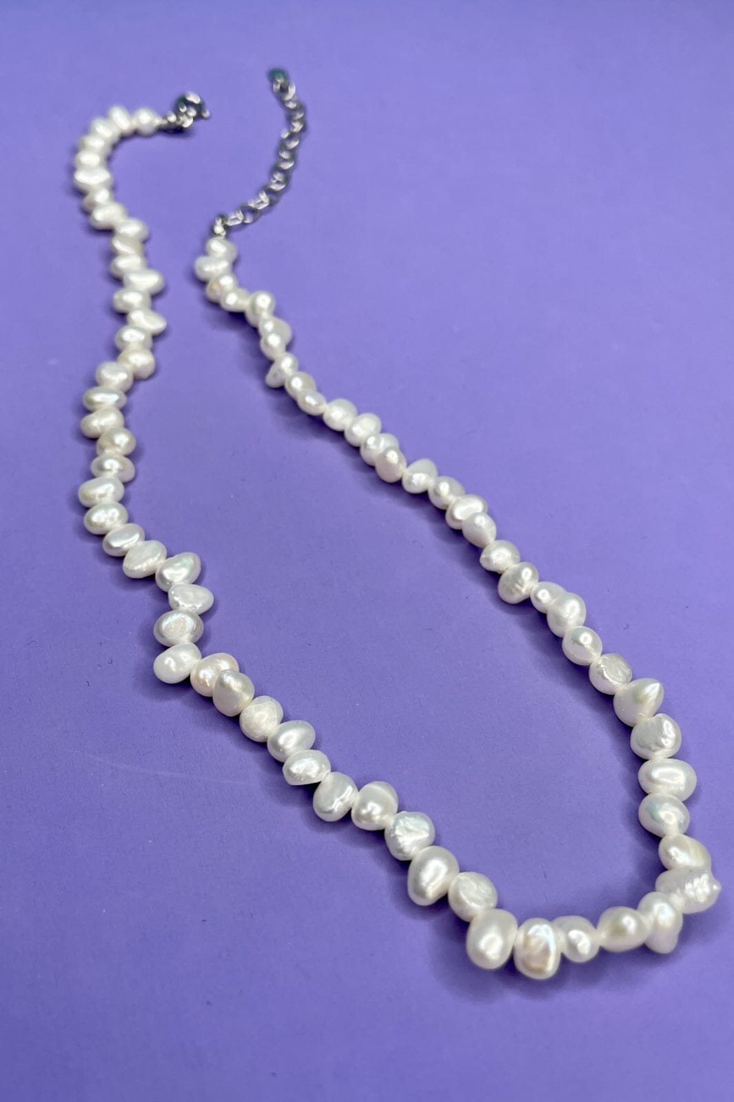 Mellow Moon - Ferskvandsperle halskæde med små perler - Forsølvet messing