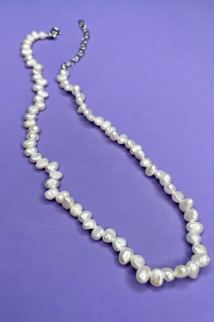 Mellow Moon - Ferskvandsperle halskæde med små perler - Forsølvet messing