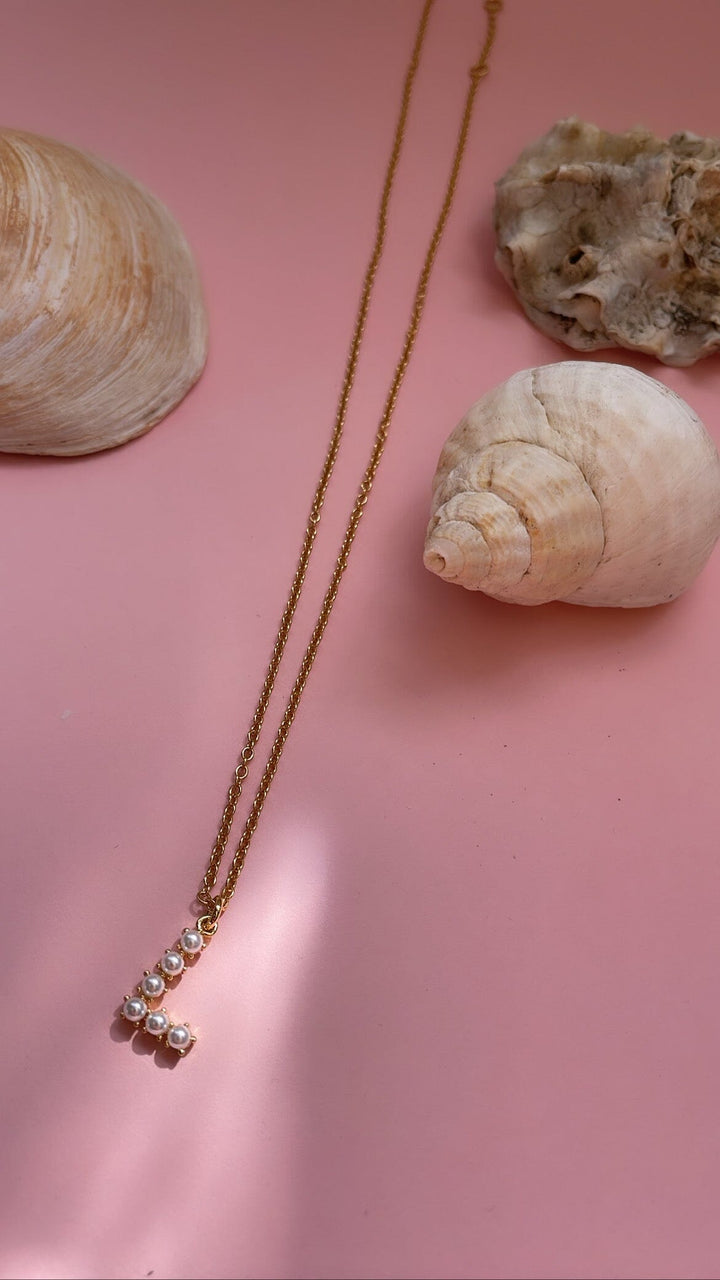 Mellow Moon - Pearl Letter Necklace - Forgyldt