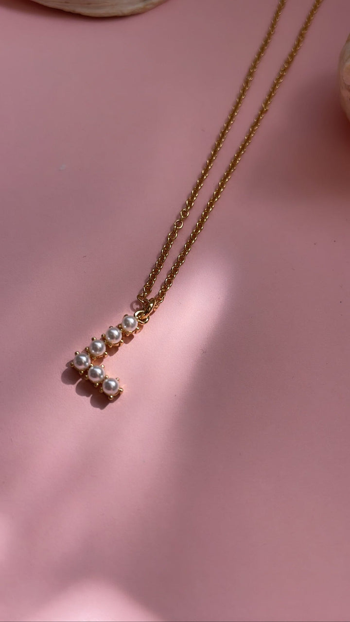 Mellow Moon - Pearl Letter Necklace - Forgyldt