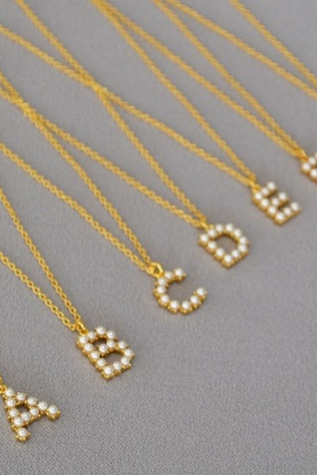 Mellow Moon - Pearl Letter Necklace - Forgyldt