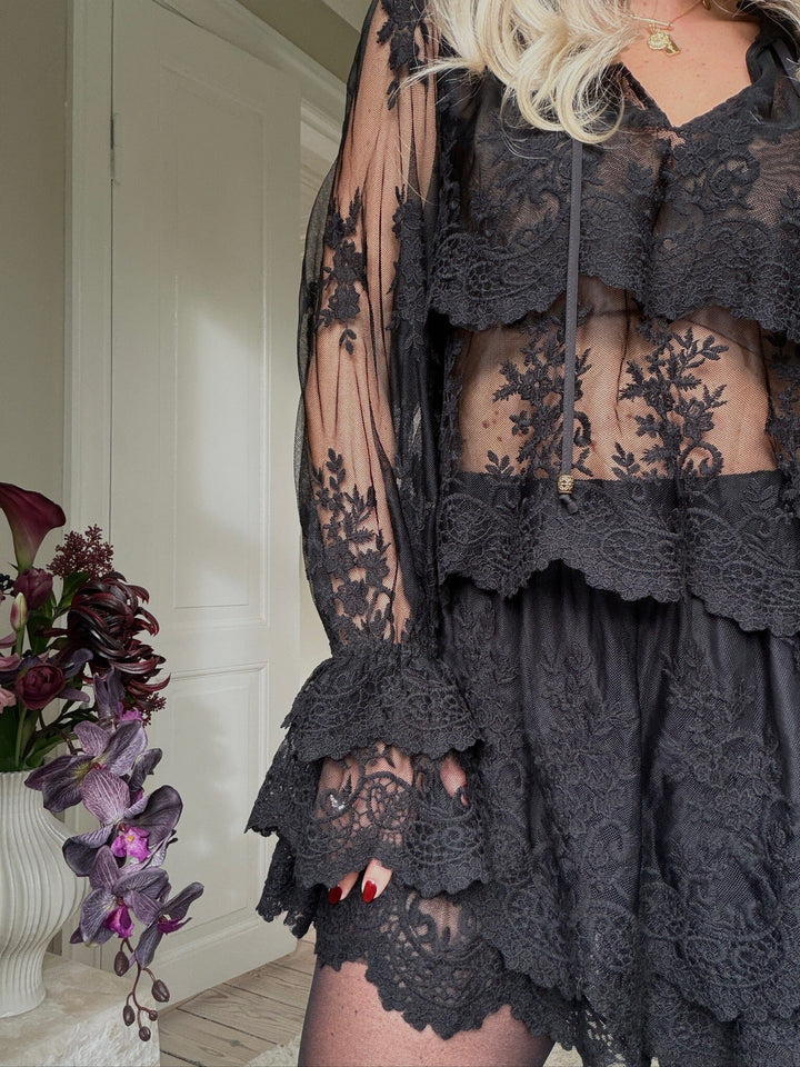Molly&My X Melanie Due - Rikke V Lace Blouse 167319 - 100 - Black Bluser 