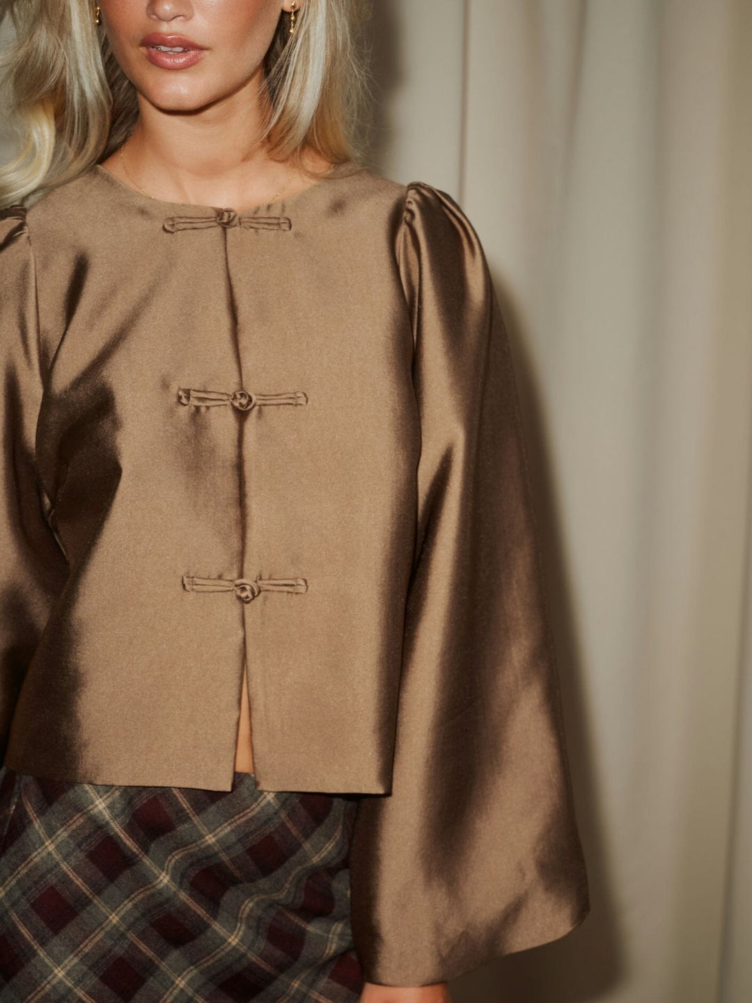 Neo Noir - Daliska Mandarin Satin Blouse 171187 - 811 - Dark Taupe Bluser 
