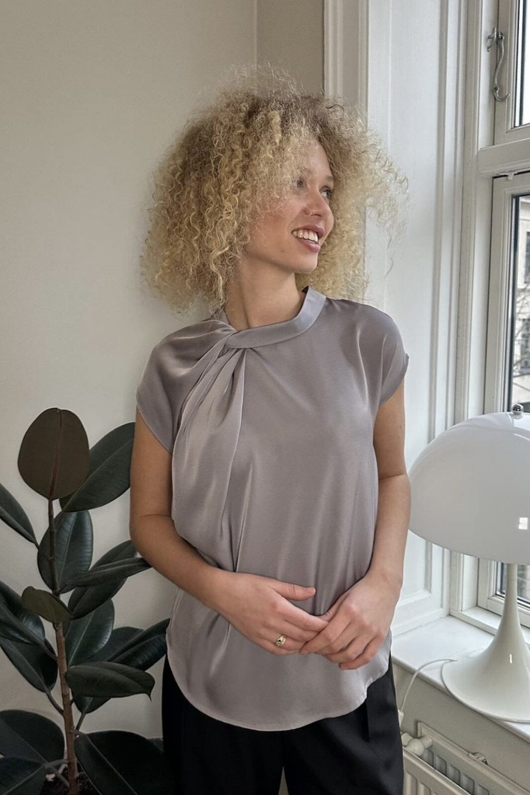 Neo Noir - Fleur Drapy Satin Blouse - 130 Grey