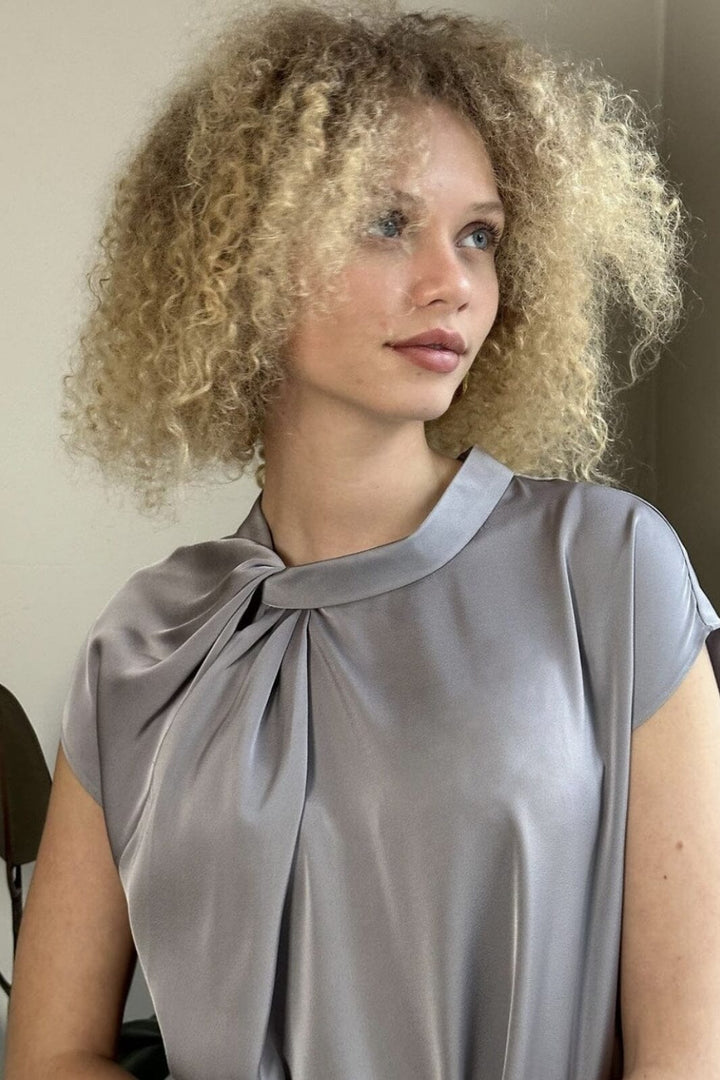 Neo Noir - Fleur Drapy Satin Blouse - 130 Grey