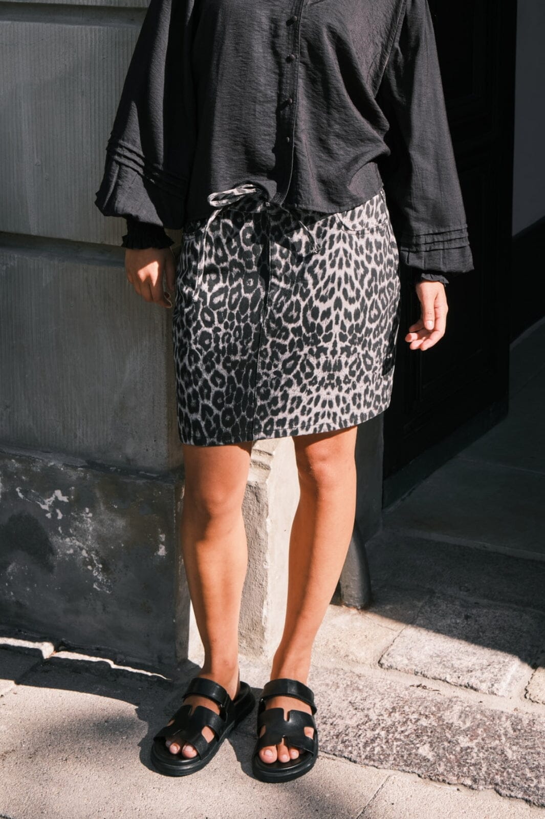 Neo Noir - Henrietta Leopard Skirt - Grey Leopard