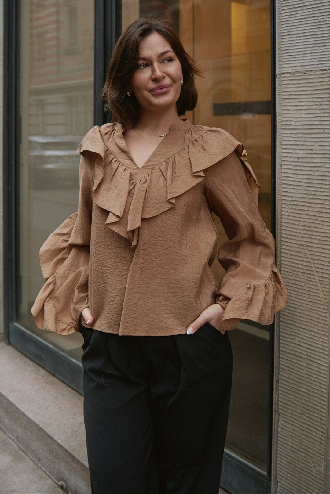 Neo Noir - Nula Flounce Crisp Blouse 167525 - 125 - Dark Sand Bluser 