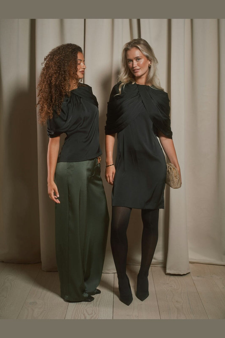Neo Noir - Ulanda Drapy Satin Top 170740 - 100 - Black