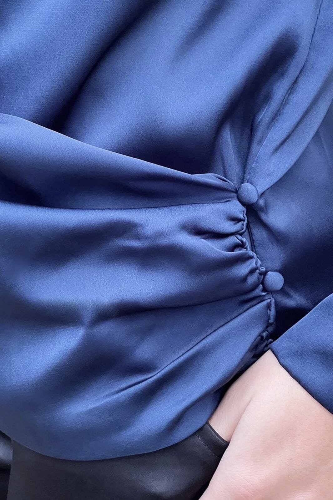 Neo Noir - Zeleste Satin Blouse - Navy Bluser 