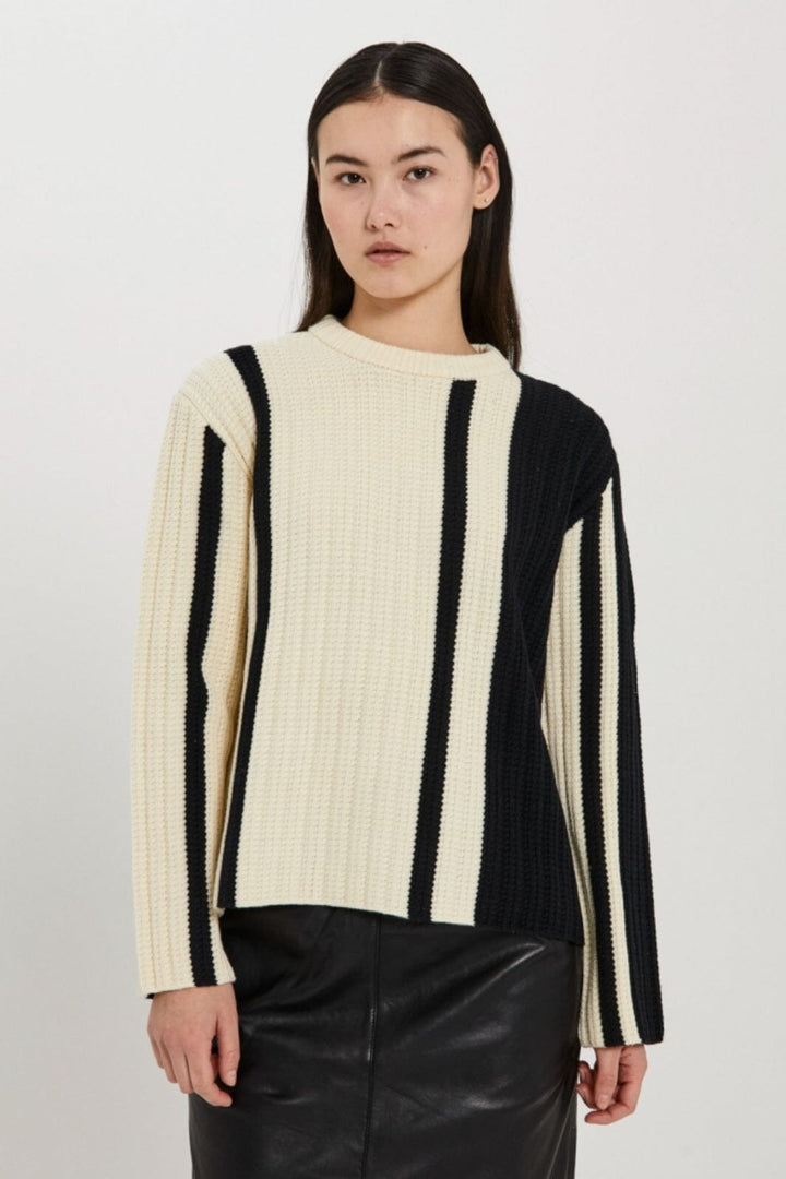 Norr - Stilla Blocking Knit Top - Off-White W. Black Detail