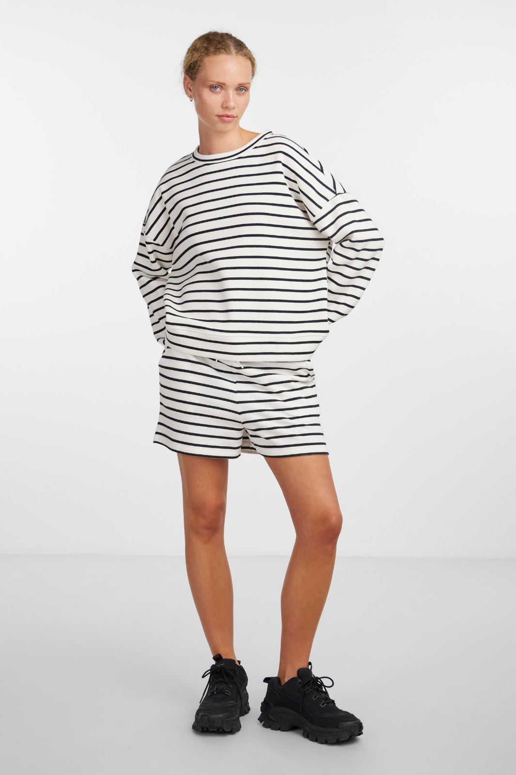 Pieces - Pcchilli Summer Shorts Stripe - 4410140 Cloud Dancer Black