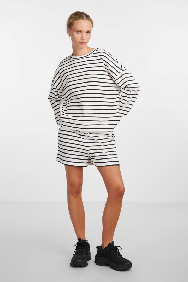 Pieces - Pcchilli Summer Shorts Stripe - 4410140 Cloud Dancer Black