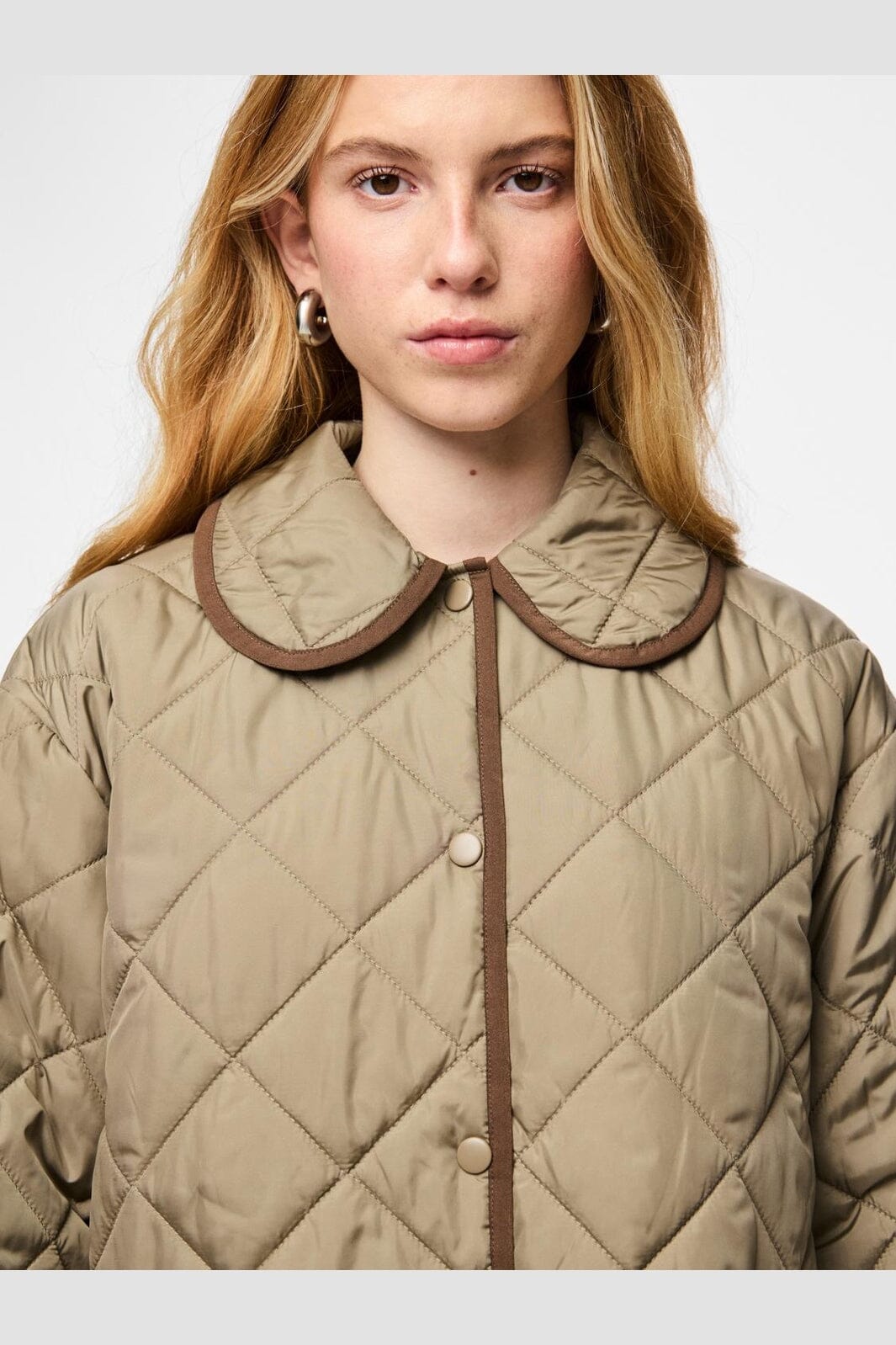 Pieces - Pcemily Short Quilted Jacket - 4911774 Greige Carafe Bindings