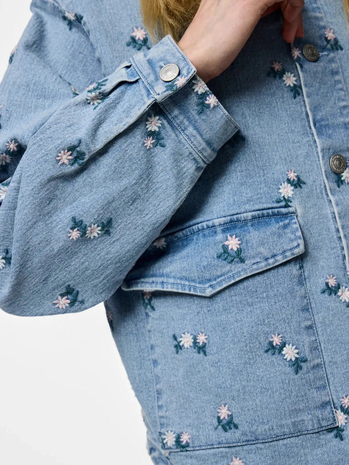 Pieces - Pcflora Ls Denim Emb Shirt - 5068169 Light Blue Denim Pink Flower Embroidery Skjorter 