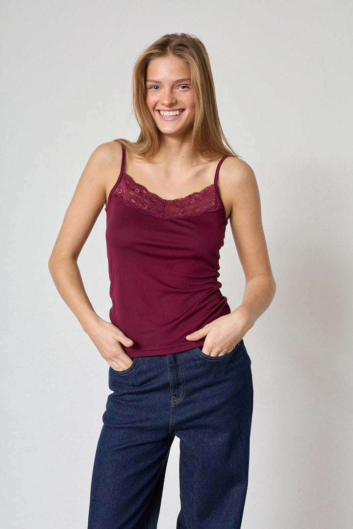 Sisters Point - Vumi-St2 18134 - 587 - D. Bordeaux Toppe 